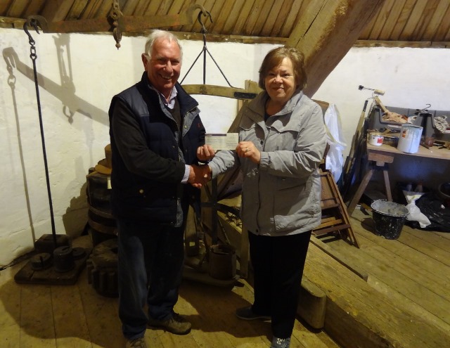 Presentation of the cheque from Jenny Beaupain to Geoff Daughtrey